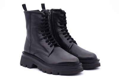 Stivaletto stringato con suola carrarmato