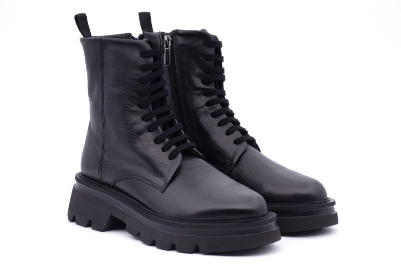 Stivaletto stringato con suola carrarmato