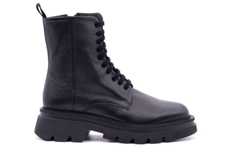 Stivaletto stringato con suola carrarmato
