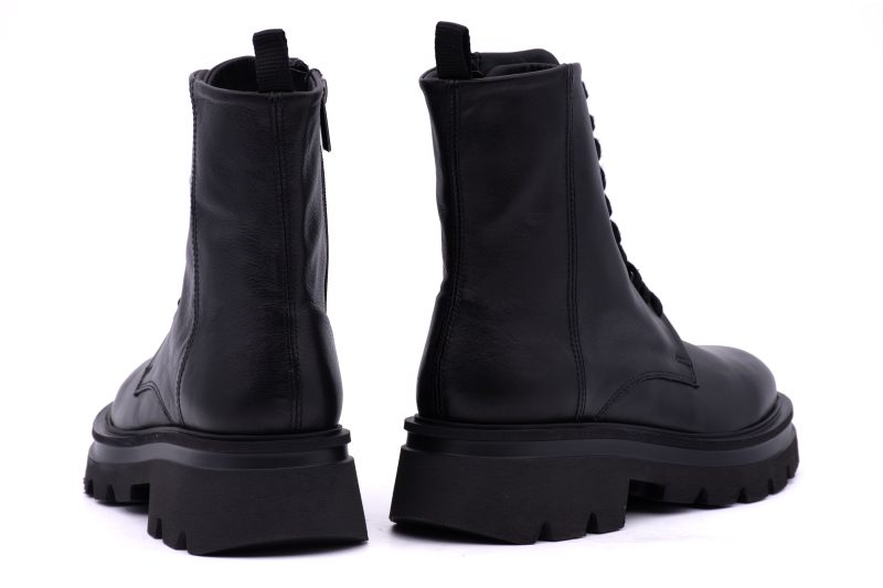 Stivaletto stringato con suola carrarmato
